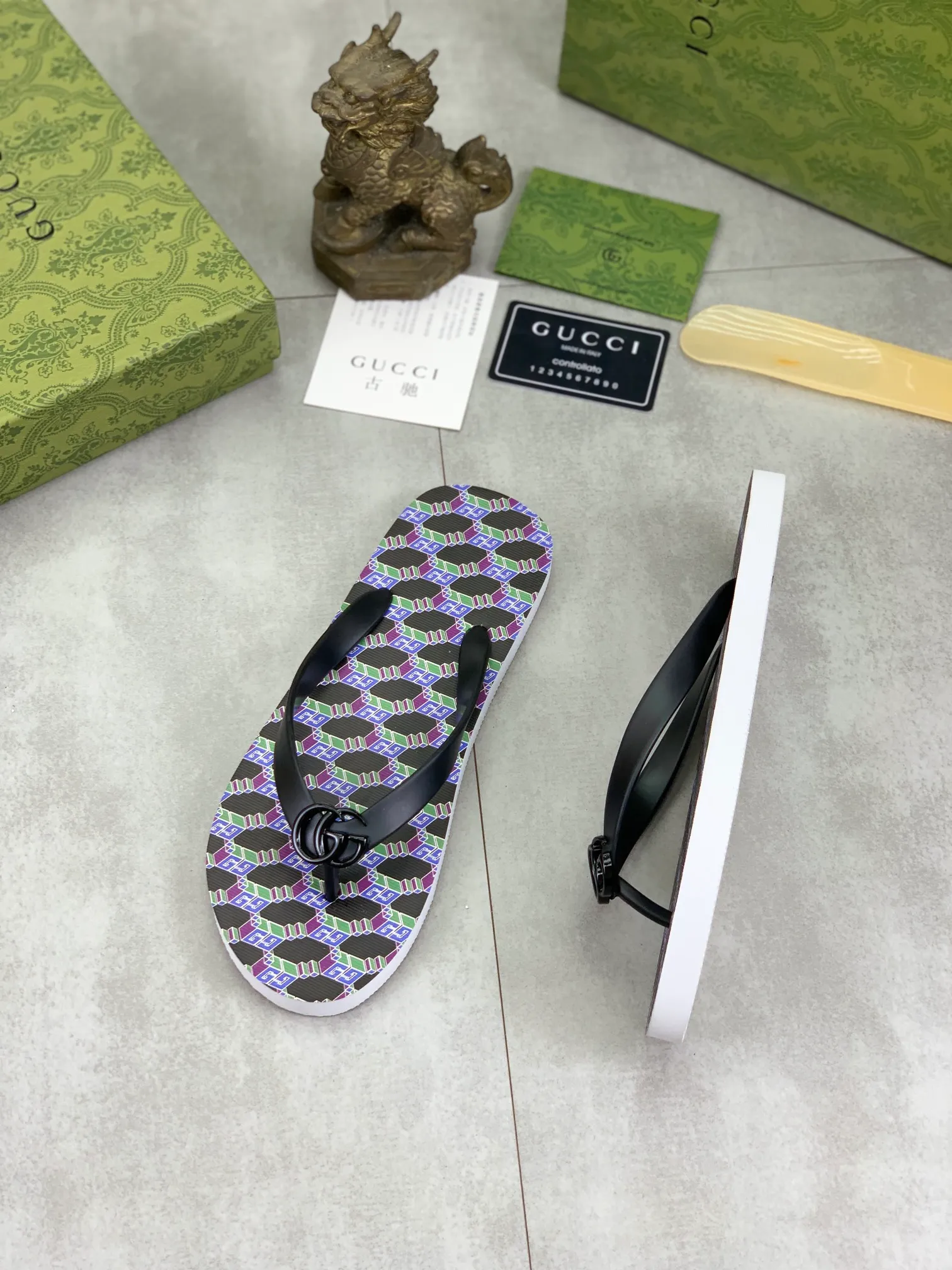 Men's men's shoes 💰P220💰【New style】🆘【GUCCI】Official website's popular Gucci adult couple 🧑‍🤝‍🧑 style, children's flip-flops are on sale at the counter simultaneously! Original fabric imported from Italy. Original bottom provided by the original factory. Size: Adult 36-45. Children’s size: 30-37. Multiple colors available.